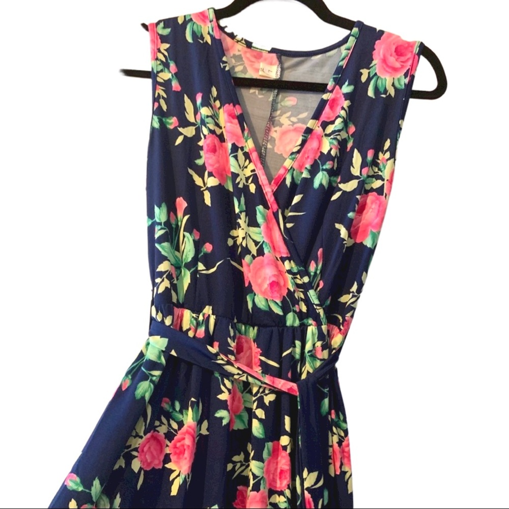 Sleeveless lightweight dress, v neck